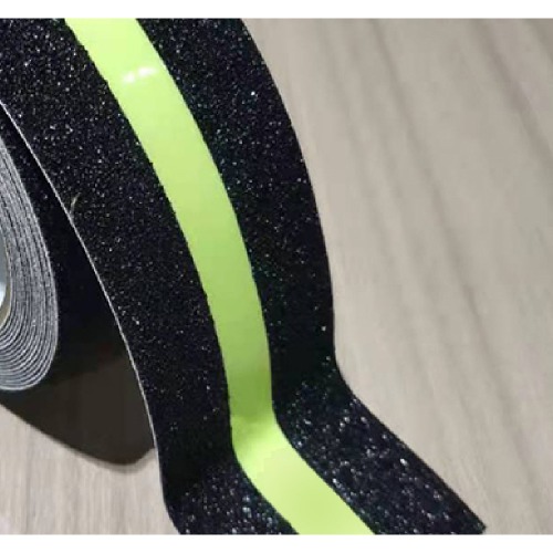 Fita antiderrapante preta com faixa fotoluminescente 50mm x 5m Fita antiderrapante preta com faixa fotoluminescente 50mm x 5m