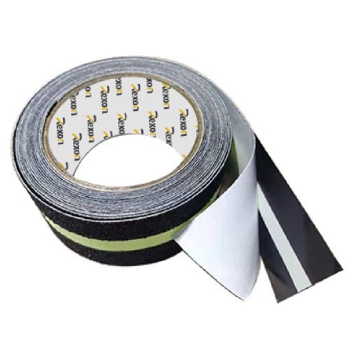 Fita antiderrapante preta com faixa fotoluminescente 50mm x 5m Fita antiderrapante preta com faixa fotoluminescente 50mm x 5m