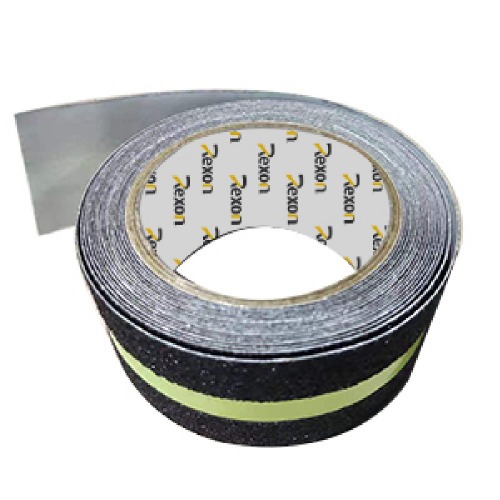 Fita antiderrapante preta com faixa fotoluminescente 50mm x 5m Fita antiderrapante preta com faixa fotoluminescente 50mm x 5m