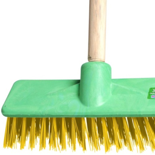 Vassoura tipo escovo 30 cm cabo de madeira