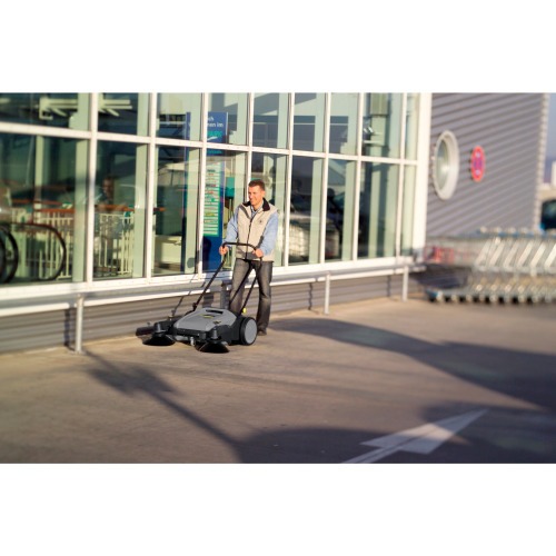 Varredeira de piso manual produ��o de 3680 m�/h com dupla escova - KM70/20 C