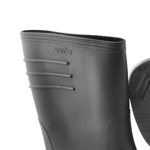 Bota de PVC preta cano mdio sem forro
