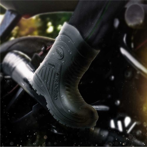 Bota de PVC preta cano mdio sem forro Stradeiro 