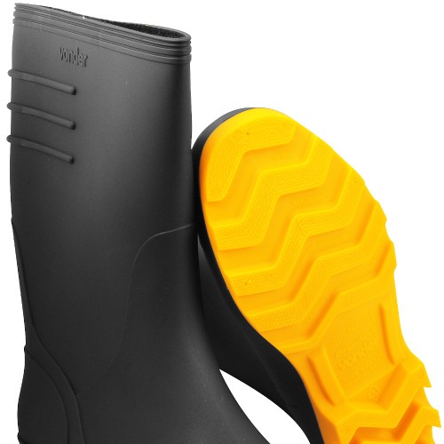 Bota de PVC preta com solado amarelo cano médio com forro Bota de PVC preta com solado amarelo cano médio com forro