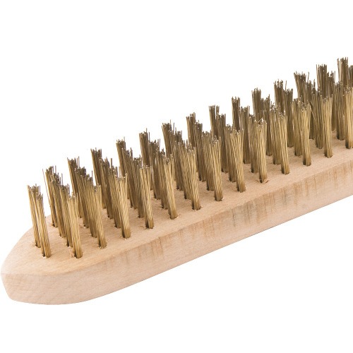 Escova manual com cerdas de lat�o 4 fileiras cabo de madeira 