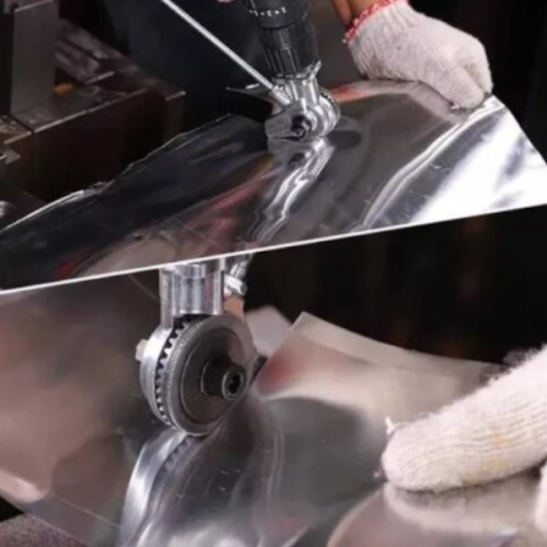 Furadeira Parafusadeira com Cortador de chapas 21V + 35 Acessrios - 07612  110V/220V