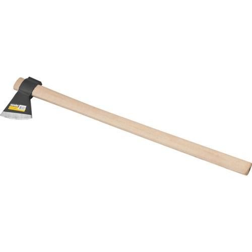Machado com cabo de madeira