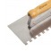 Desempenadeira em a�o dentada com cabo de madeira 10x10mm - 60904