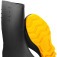 Bota de PVC preta com solado amarelo cano m�dio com forro